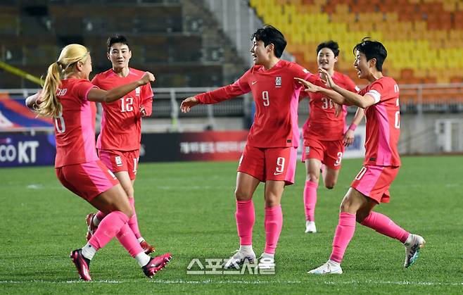 한국 여자축구대표팀의 조소현(맨 왼쪽)이 7일 수원월드켭경기장에서 열린 잠비아와 평가전에서 선제골을 넣고 동료와 함께 기뻐하고 있다. 2023. 4. 7.  수원 | 박진업기자 upandup@sportsseoul.com