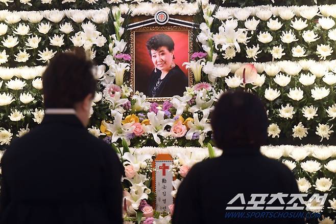 가수 고(故) 현미의 빈소가 7일 서울 흑석동 중앙대학교병원 장례식장에 마련됐다. 가수 고(故) 현미의 장례식은 사단법인 대한가수협회장으로 거행된다. <사진공동취재단>