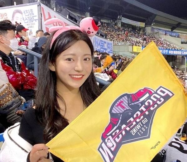 LG팬 시절 LG를 응원하는 김이서 치어리더. ⓒ김이서 치어리더 SNS