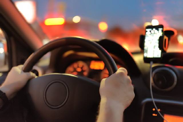 유독 밤에 잘 안 보이고 빛 번짐이 심하다면 안구건조증, 망막색소변성증, 시력 교정·백내장 수술의 영향일 수 있다./사진=게티이미지뱅크