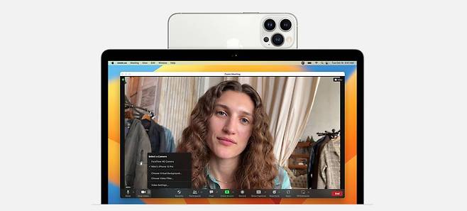 애플은 소프트웨어와 하드웨어를 모두 직접 제조하는 만큼, 타사 기업들의 연결 기능보다 한차원 높은 수준의 기능을 제공한다. 사진은 아이폰을 매킨토시 웹캠으로 활용하는 연속성 카메라. 출처=애플코리아