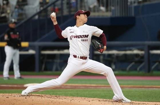 개막과 동시에 2경기 연속 삼진 12개를 잡아내며 역투한 키움 에이스 안우진. 뉴스1