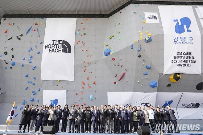 대한산악연맹과 강남구의회 의원들을 비롯한 내빈들이 7일 오전 서울 강남구 강남스포츠 클라이밍센터 개장식에서 기념촬영을 하고 있다.