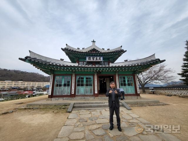 이경래 강화성당 신부가 4일 인천 강화군 성당 마당에서 복음과 전통이 어우러진 강화 선교 역사를 설명하고 있다.