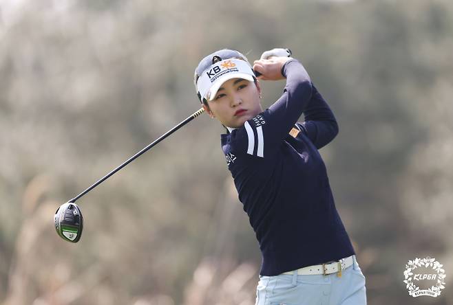 이예원이 KLPGA 투어 롯데렌터카 여자오픈 2라운드에서 단독 선두에 자리했다. /사진= KLPGA