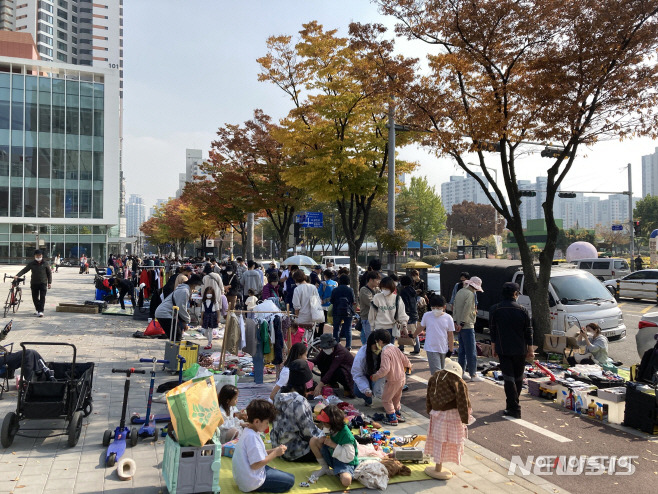 [부천=뉴시스] 정일형 기자 = '토요나눔장터' 모습. (사진은 부천시 제공)