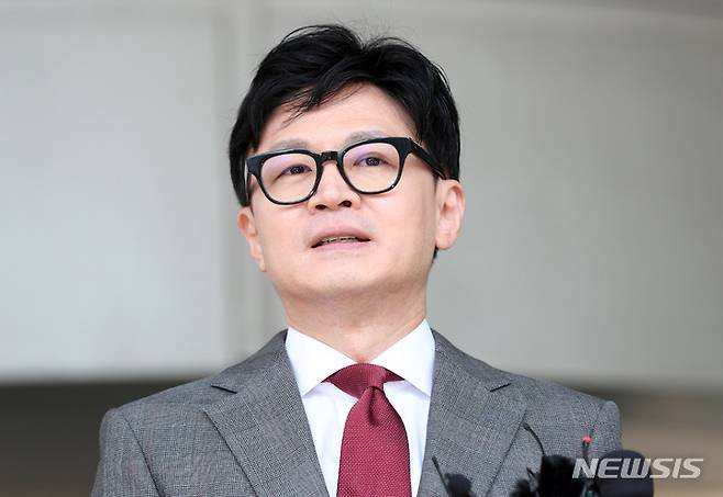 [부산=뉴시스] 하경민 기자 = 한동훈 법무부 장관이 7일 오전 부산 연제구 부산지방검찰청을 방문, 취재진의 질문에 답하고 있다. 2023.04.07. photo@newsis.com