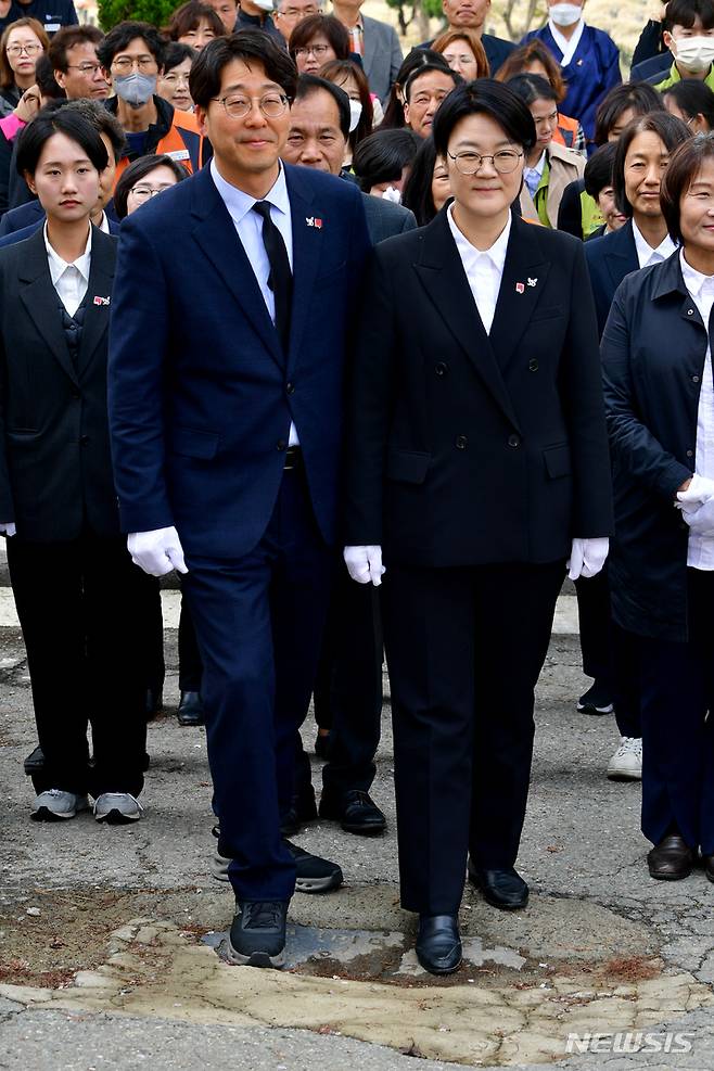 [광주=뉴시스] 이영주 기자 = 강성희 진보당 국회의원과 윤희숙 진보당 상임대표가 7일 오전 광주 북구 망월동 민족민주열사묘역을 찾아 전두환 비석을 밟고 있다. 2023.04.07. leeyj2578@newsis.com