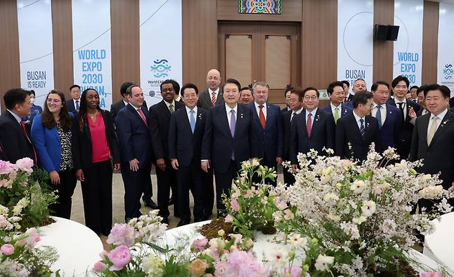 [부산=뉴시스] 윤석열 대통령이 6일 부산 해운대구 누리마루 APEC 하우스에서 국제박람회기구(BIE) 파트릭 슈페히트 실사단장 등과 기념촬영하고 있다. (사진=대통령실 제공) 2023.04.06. photo@newsis.com *재판매 및 DB 금지