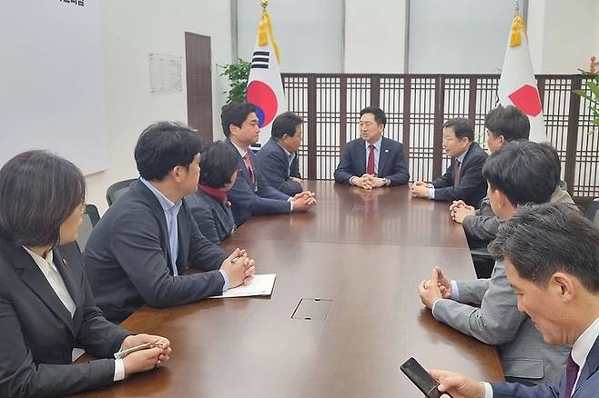 [제주=뉴시스] 허용진 도당 위원장을 비롯한 국민의힘 제주도당 관계들이 지난 6일 국회를 방문 김기현 당 대표와 만나 4·3과 관련해 논란이 된 발언들에 대한 재발 방지를 요청하고 있다. (사진=국민의힘 제주도당 제공) 2023.04.07. photo@newsis.com *재판매 및 DB 금지