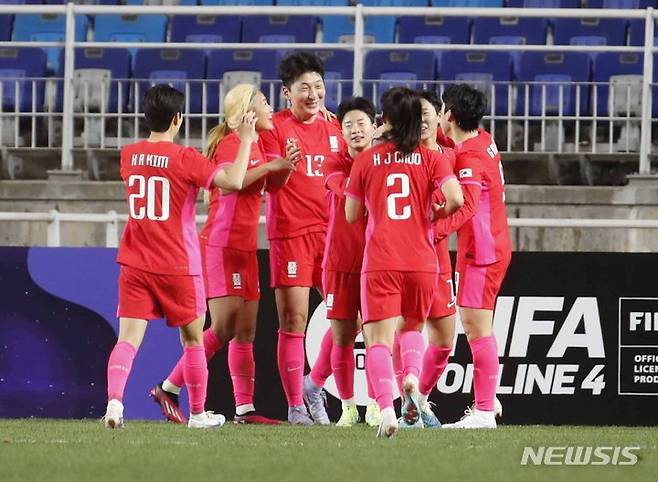 [수원=뉴시스] 정병혁 기자 = 7일 경기 수원월드컵 경기장에서 열린 여자축구 한국 대 잠비아의 친선경기, 대한민국 박은선이 골을 넣은 뒤 동료들과 기뻐하고 있다. 2023.04.07. jhope@newsis.com