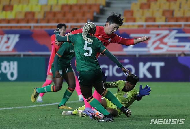 [수원=뉴시스] 김금보 기자 = 7일 경기 수원월드컵경기장에서 열린 여자축구 한국 대 잠비아의 친선경기, 후반 한국 박은선이 추가골을 넣고 있다. 2023.04.07. kgb@newsis.com