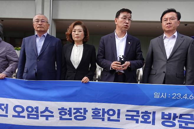 [사진= 연합뉴스] 도쿄전력 앞에서 기자회견 하는 민주당 후쿠시마 원전 오염수 대책단