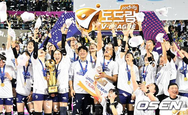 [OSEN=인천, 지형준 기자] 한국도로공사가 기적의 업셋을 이뤄냈다. 그 누구도 예상하지 못한 정규리그 3위의 반란이었다.한국도로공사는 6일 인천 삼산월드체육관에서 열린 도드람 2022-2023 V리그 여자부 챔피언결정전(5전 3선승제) 흥국생명과의 5차전에서 세트 스코어 3-2(23-25, 25-23, 25-23, 23-25, 15-13)로 승리했다.&nbsp;정규리그 3위에 올라 플레이오프서 현대건설을 물리친 한국도로공사는 시리즈 전적 3승 2패로 챔피언결정전 왕좌에 올랐다. 1, 2차전을 내주며 패색이 짙었지만 3차전부터 기적의 3연승 업셋을 이뤄내며 2017-2018시즌 이후 5시즌 만에 통산 두 번째 우승을 차지했다. 1, 2차전을 연달아 패한 팀이 챔피언결정전에서 우승한 건 역대 최초 사례다.반면 정규리그 1위 흥국생명은 시리즈 2연승을 거두며 우승을 코앞에 뒀지만 충격의 3연패를 당하며 2018-2019시즌 이후 4시즌 만에 통합우승이 좌절됐다. 2008-2009시즌 이후 14시즌 만에 우승을 노렸던 김연경은 쌍둥이 파문에 신음했던 2년 전에 이어 또 다시 우승과 인연을 맺지 못했다.&nbsp;도로공사 선수들이 우승을 기뻐하고 있다. 2023.04.06 /jpnews@osen.co.kr