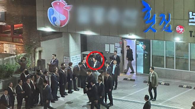 윤석열 대통령이 지난 6일 저녁 부산 해운대구 한 횟집에서 나오는 사진 (출처=온라인 커뮤니티)