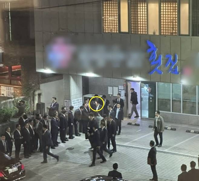 지난 6일 국제박람회기구(BIE) 실사단 환송 만찬 후 별도 진행된 것으로 보이는 저녁 일정을 마친 윤석열 대통령(노란 동그라미)과 각 부처 장관 등이 담긴 사진에, 일부 진보 성향 커뮤니티에서 식당 앞 풍경을 지적하며 다소 격한 반응이 나온다. 온라인 커뮤니티 캡처