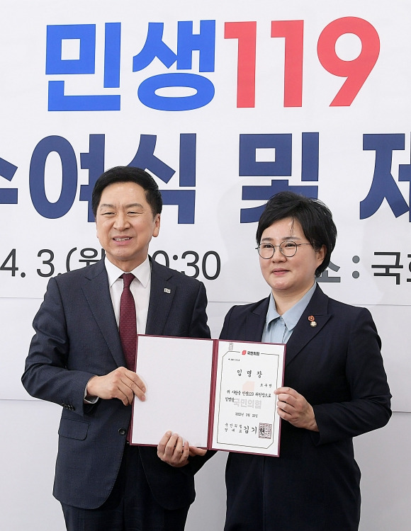 김기현 국민의힘 대표가 지난 3일 서울 여의도 국회에서 열린 민생119 임명장 수여식 및 제1차 회의에서 조수진 민생119 위원장에게 임명장을 전달하고 있다.  오장환 기자