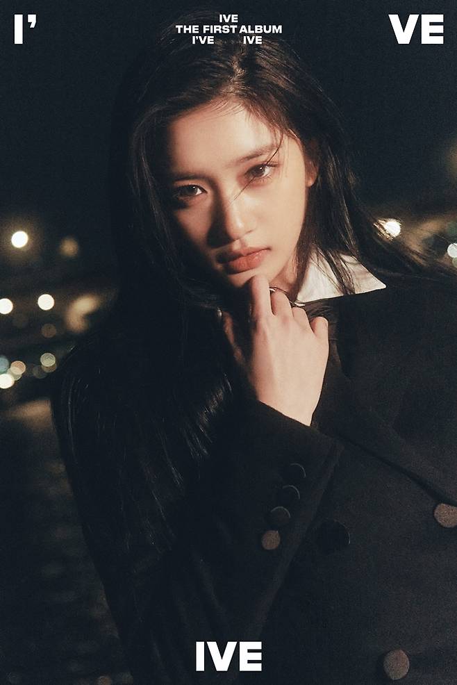 IVE released its first full-length album Ive IVE (Ive IVE) concept photo through the official SNS channel.First, leader Ahn Yu-jin emphasized chic with dark smokey, MLBB lip make-up, and long black hair. He gazed at the camera with his languid but intense eyes and also showed charisma.In autumn, he showed a concept craftsman who also wears a wide-sleeved white shirt and a black tie-manic Stadium ring. The yellow light also reminds me of the glow of the name Autumn.Liz catches the eye of the viewer with a big eye that emphasizes under eyelashes and catches the eye of the viewer at once.The youngest, Seo-yool Lee, is staring at the camera with a calm but clear eye with one hand on his chin. Without any accessories, he just showed a brilliant presence with a combination of black and white.IVEs popular gust proved to be an objective figure early on before the comeback. The premiere song Kitch achieved Perfect Orchid by recording the first place in real time and daily on the sound source site on the 3rd of midnight.Melon, Genie, and Bucks, as well as the YouTube Music Domestic Weekly Chart (Korea Top 100 Weekly).IVE will make a surprise comeback with Ive IVE at 6 p.m. (KST) on the 10th.