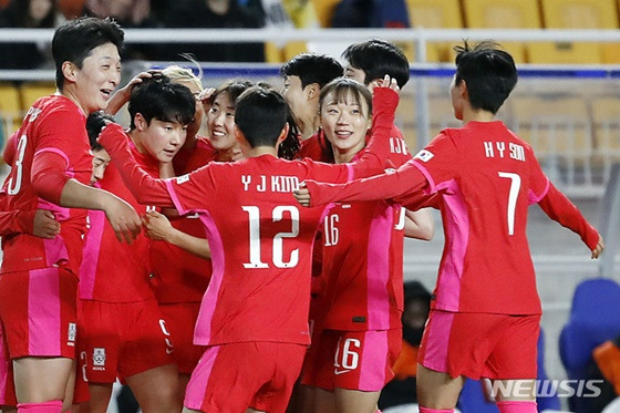 대한민국 여자축구대표팀이 7일 수원월드컵경기장에서 열린 잠비아와 평가전에서 이금민이 골을 넣고 함께 축하해주고 있다. /사진=뉴시스 제공