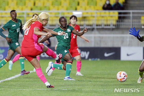 대한민국 여자축구대표팀의 조소현(왼쪽)이 7일 수원월드컵경기장에서 열린 잠비아와 평가전에서 후반 40분 추가골을 넣고 있다. /사진=뉴시스 제공