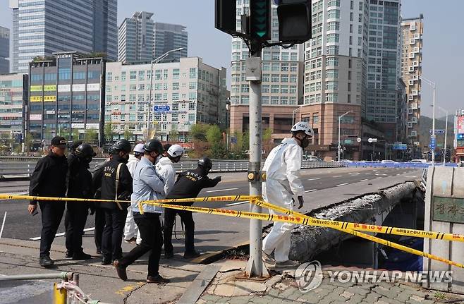 정자교 보행로 붕괴 사고 현장 합동감식 (성남=연합뉴스) 홍기원 기자 = 보행로가 무너지며 두 명의 사상자가 발생한 경기도 성남시 정자교에서 7일 오전 경찰과 국과수 등 관계자들이 사고 원인을 찾기 위한 합동감식을 하고 있다. 2023.4.7 xanadu@yna.co.kr