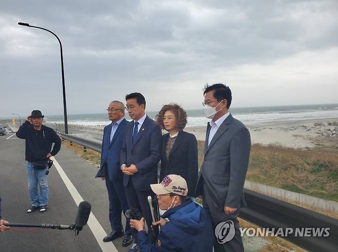 후쿠시마 원전 인근 방문한 민주당 방일단 (후쿠시마=연합뉴스) 김호준 특파원 = 더불어민주당 '후쿠시마 원전 오염수 대책단' 소속 위성곤·양이원영·윤영덕·윤재갑 의원이 7일 일본 후쿠시마 제1원자력발전소 인근에 있는 우케도항 방파제를 방문해 이번 방일 취지와 관련해 설명하고 있다. 2023.4.7 hojun@yna.co.kr