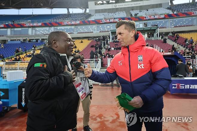 악수 나누는 한국-잠비아 여자축구 대표팀 감독 (수원=연합뉴스) 류영석 기자 = 한국 여자 축구 대표팀 콜린 벨 감독(오른쪽)과 잠비아 브루스 음와페 감독이 7일 수원월드컵경기장에서 열린 여자 축구 대표팀 친선 경기에서 인사하고 있다. 2023.4.7 ondol@yna.co.kr