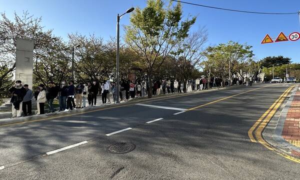 - 모코코 팝업스토어 건너편 대기열 풍경(오전 8시 기준 대기열: 600명 이상)