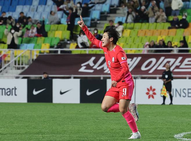 7일 수원월드컵경기장에서 열린 한국과 잠비아의 여자 축구 대표팀 친선 경기에서 이금민이 역전골을 넣고 기뻐하고 있다.(수원=연합뉴스)