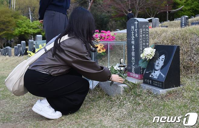 영남대 한 학생이 8일 오전 광주 북구 운정동 국립 5·18민주묘지 구 묘역에서 고 이한열 열사의 묘에 헌화하고 있다.2023.4.8/뉴스1 ⓒ News1 김동수 기자