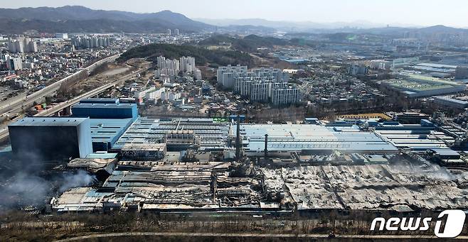 지난달 12일 발생한 화재로 무너진 한국타이어 대전공장 모습. ⓒ News1 김기태 기자