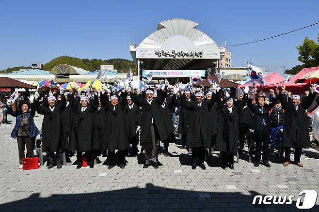 (울산=뉴스1) 김기열 기자 = 8일 오전 울산 울주군 남창시장 일대에서 이순걸 울주군수, 군의원, 독립유공자 유족, 주민들이 참여한 가운데 올해로 104주년을 맞은 '남창 4.8만세운동 재현'행사가 열렸다.