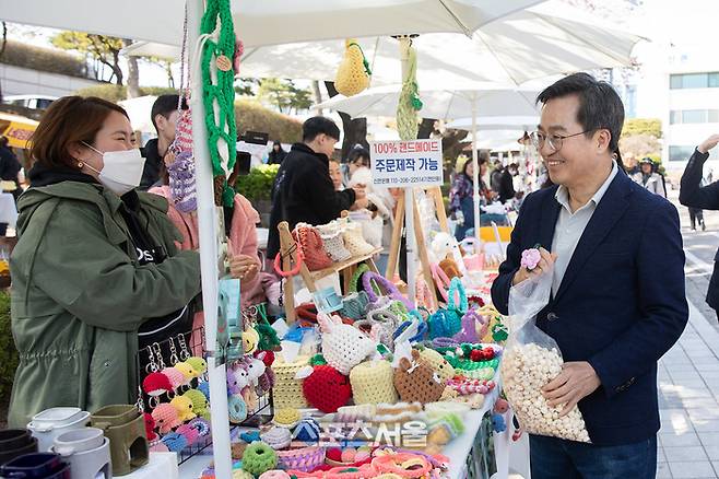 8일  김동연 지사가 옛 도청서 열린 봄꽃 축제에 참석해 도민들과 인사를 나누고 있다. 제공=경기도