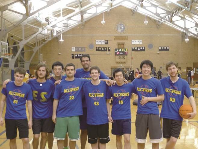 김 교수(오른쪽에서 두 번째)는 미국 미시간대 대학원 시절 동료들과 농구를 하며 스트레스를 풀었다. 김재경 제공