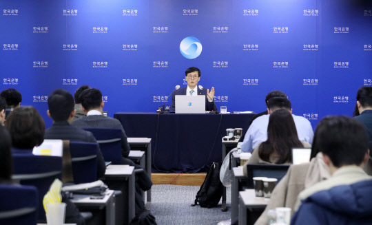 이창용 한국은행 총재가 23일 오전 서울 중구 한국은행에서 열린 통화정책방향 기자간담회에서 취재진 질문에 답하고 있다. 한은 금융통화위원회는 이날 1년 5개월간 이어진 금리 인상을 멈추고 기준금리를 현행 연 3.50%로 동결했다. 연합뉴스