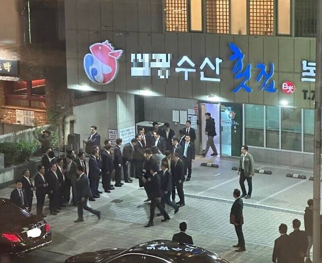 윤석열 대통령이 6일 저녁 부산 해운대구의 한 횟집에서 나오는 모습. 온라인 커뮤니티 갈무리