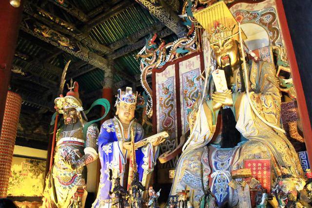 허난성 뤄양에 위치한 관림(관우 묘역) 계성전의 금빛 찬란한 관우상. 왼쪽은 왕보와 주창이다. ⓒ최종명