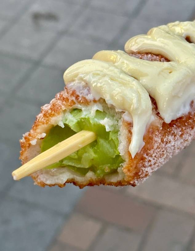 최근 만우절 기념으로 출시한 ‘명랑 핫도그’의 오이 핫도그​.           /사진=트위터 캡처