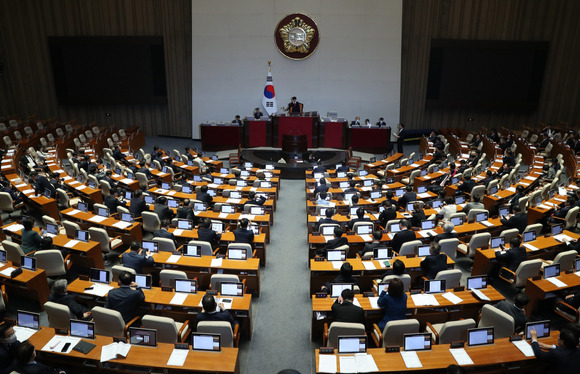 지난달 30일 국회 본회의장에서 김영주 국회 전원위원장의 사회 가운데 전원위원회 첫 회의가 열리고 있다. [사진=뉴시스]