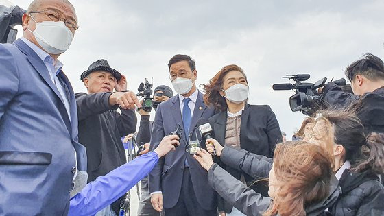 더불어민주당 후쿠시마 원전 오염수 대책단 소속 윤영덕·위성곤·양이원영·윤재갑 의원이 지난 7일 일본 후쿠시마를 방문, 원전오염현장에서 설명을 듣고 있다. 사진 양이원영 의원실