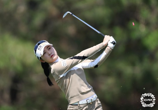 3라운드 5번홀에서 이예원의 아이언샷. [KLPGA 제공]