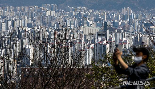 [서울=뉴시스] 정병혁 기자 = 2030세대의 아파트 매입이 늘고 있다. 한국부동산원의 매입자 연령대별 주택거래현황을 분석한 결과 지난 2월 20대 이하와 30대의 전국 아파트 매입 비중은 31.96%로 30%를 넘어섰다. 이는 전월의 29.85%보다 2%포인트 이상 높은 것이면서 2021년 1월(33.0%) 이후 2년1개월 만에 최대 수치다. 사진은 2일 서울 남산에서 바라본 서울시내 아파트의 모습. 2023.04.02. jhope@newsis.com