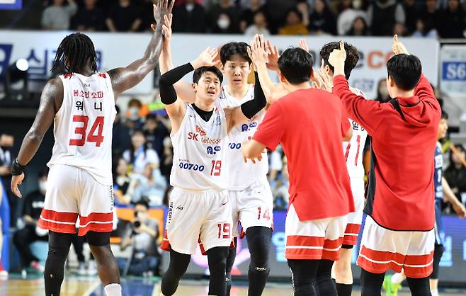 3연승으로 4강 플레이오프에 진출한 SK. KBL 제공