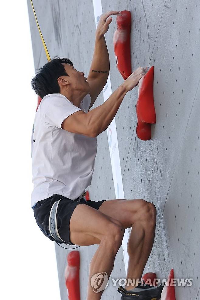 한국 스포츠클라이밍 남자 스피드 일인자 이승범 (서울=연합뉴스) 신현우 기자 = 7일 서울 강남스포츠클라이밍센터에서 열린 제43회 전국 스포츠클라이밍 선수권대회 스피드 남자 예선에서 이승범이 경기를 펼치고 있다. 2023.4.7 nowwego@yna.co.kr