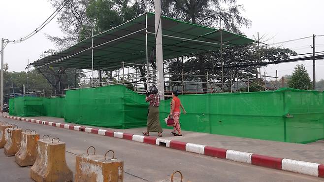 미얀마 군정이 양곤의 한 간선도로변에 만들고 있는 물 축제 행사 무대. 2023.4.8. (양곤=연합뉴스 이정호 통신원)