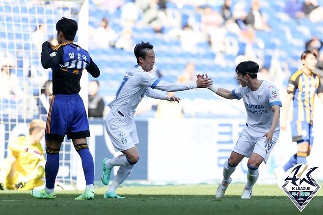 추격골을 터트린 수원 삼성 김경중(왼쪽) [한국프로축구연맹 제공. 재판매 및 DB 금지]