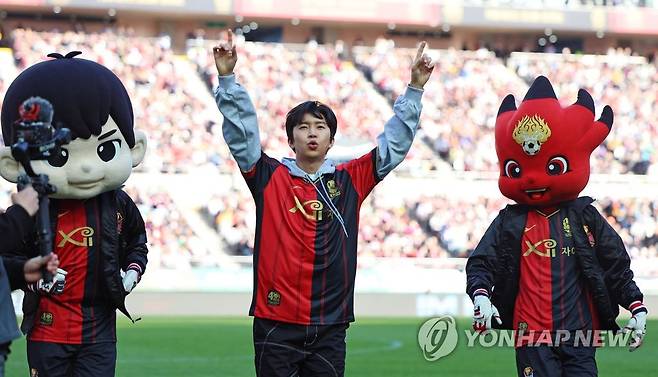 팬들에게 인사하는 임영웅 (서울=연합뉴스) 김도훈 기자 = 8일 오후 서울월드컵경기장에서 열린 2023 프로축구 K리그1 대구FC와 FC서울의 경기 시축자로 나선 가수 임영웅이 팬들에게 인사하고 있다. 2023.4.8 superdoo82@yna.co.kr