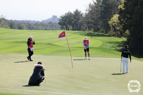 강풍 속에 두꺼운 겨울 외투를 입은 선수들. [KLPGA 제공. 재판매 및 DB 금지]