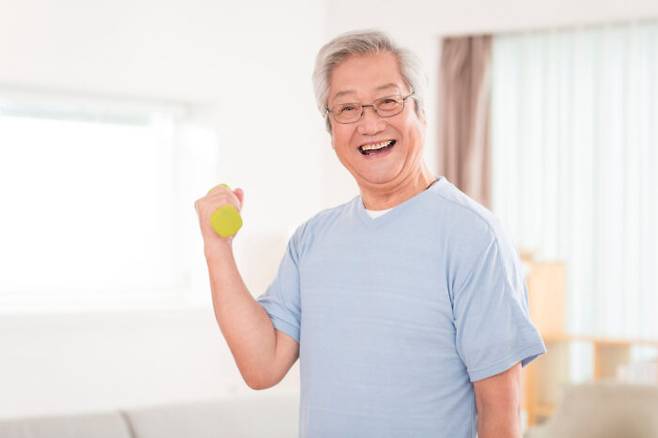 인간의 기대수명은 점점 길어지고 있어 중년부터 준비하는 노년의 건강 관리법은 더욱 중요해졌다. [사진=클립아트코리아]