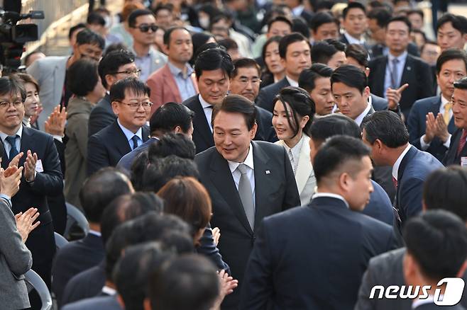 윤석열 대통령이 지난 1일 오후 대구 서문시장에서 열린 '서문시장 100주년 기념식'에서 참석자들과 인사를 나누고 있다. (대통령실 제공) ⓒ News1 오대일 기자